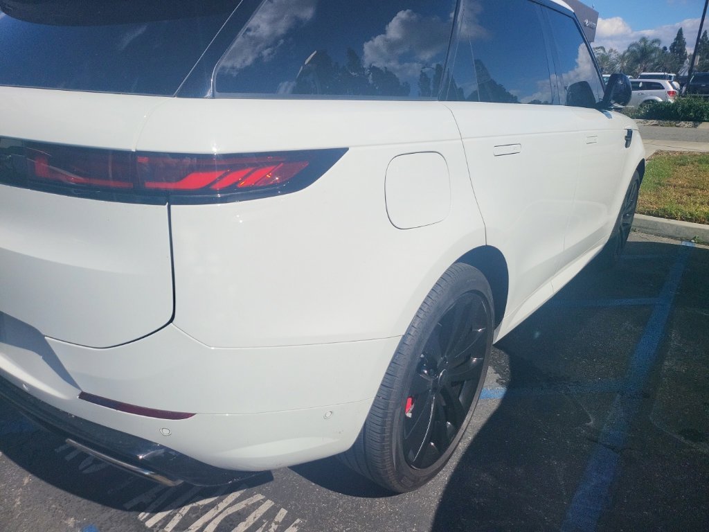 Used 2025 Fuji White Land Rover Dynamic SE image 6