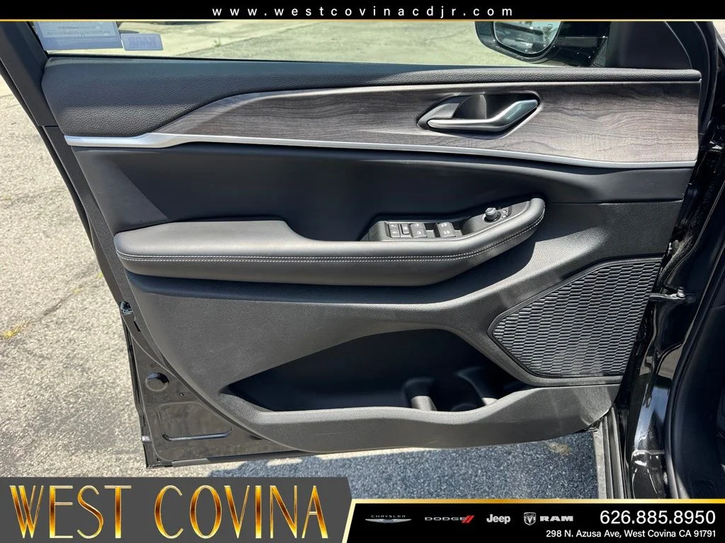 New 2026 Diamond Black Crystal Pearl-Coat Exterior Paint Jeep Altitude image 18