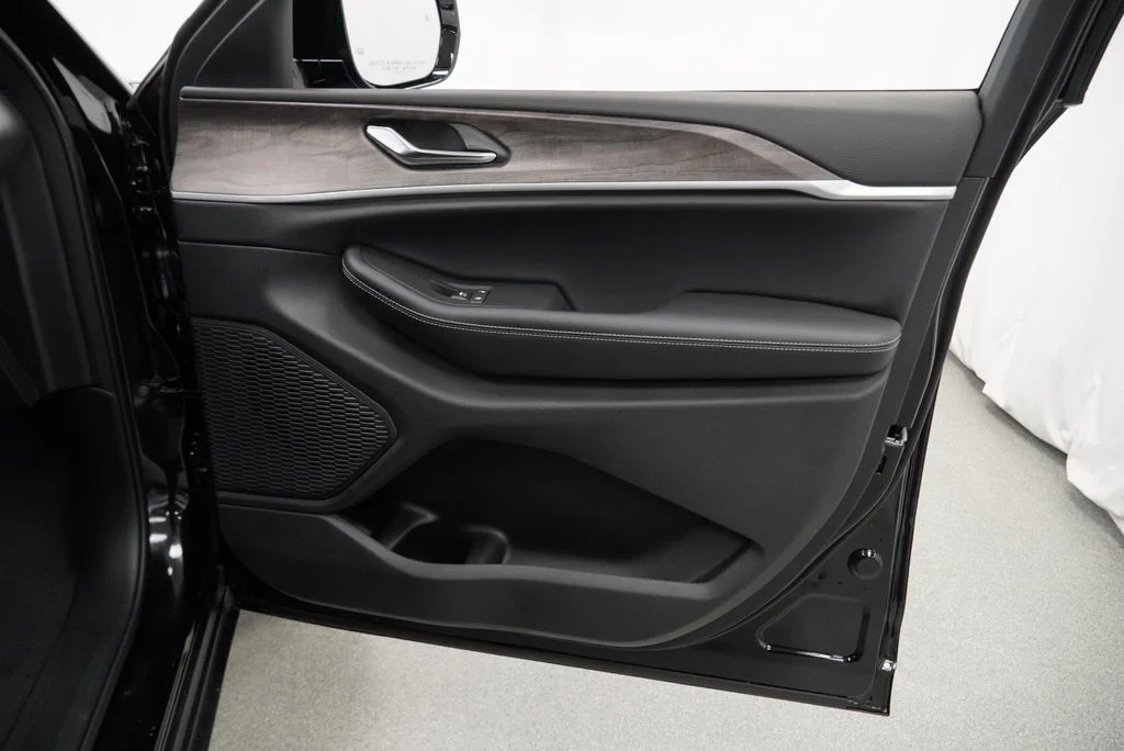 New 2027 High Gloss Black Jeep Limited image 33