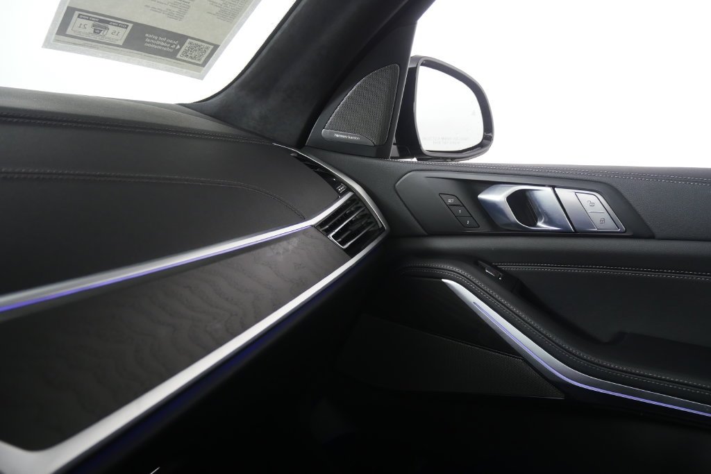 Used 2022 Black Sapphire Metallic BMW M50i image 29