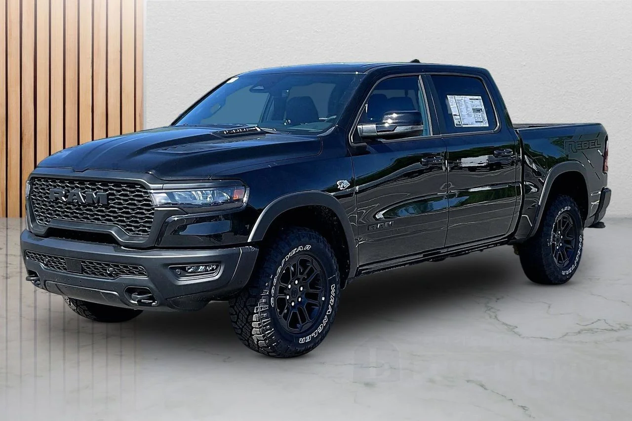 New 2026 Diamond Black Crystal Pearl-Coat Exterior Paint RAM Rebel image 4