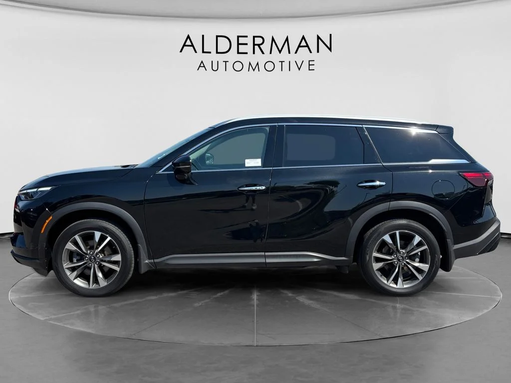 Used 2023 Black INFINITI LUXE image 2