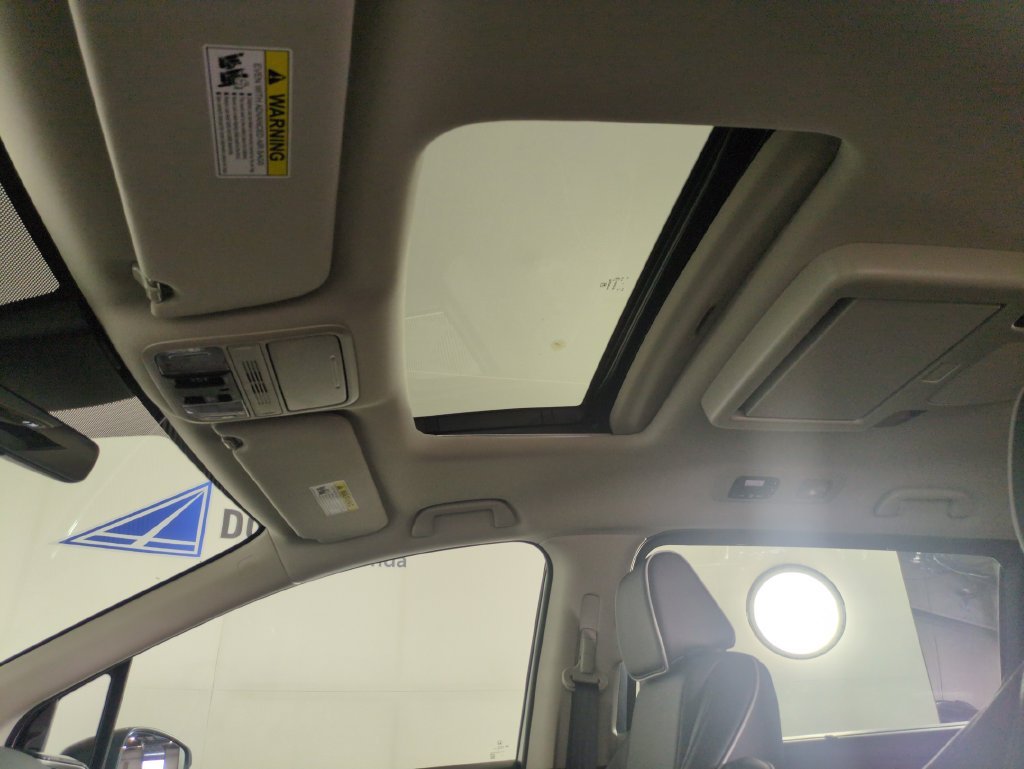New 2027 Solar Silver Metallic Honda Touring image 24