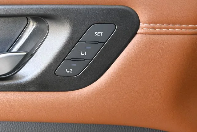 Used 2025 White Nissan Platinum image 20