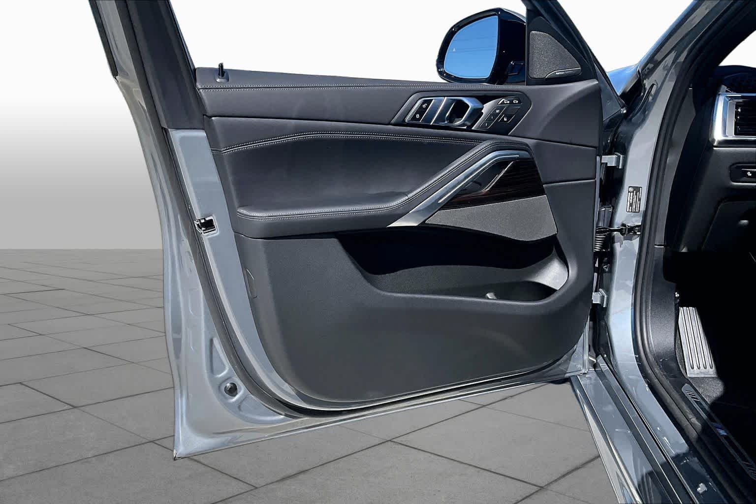 Used 2026 Skyscraper Grey Metallic BMW xDrive40i image 24