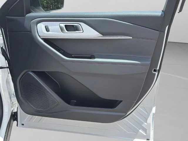New 2026 Star White Metallic Tri-Coat Ford Active image 10