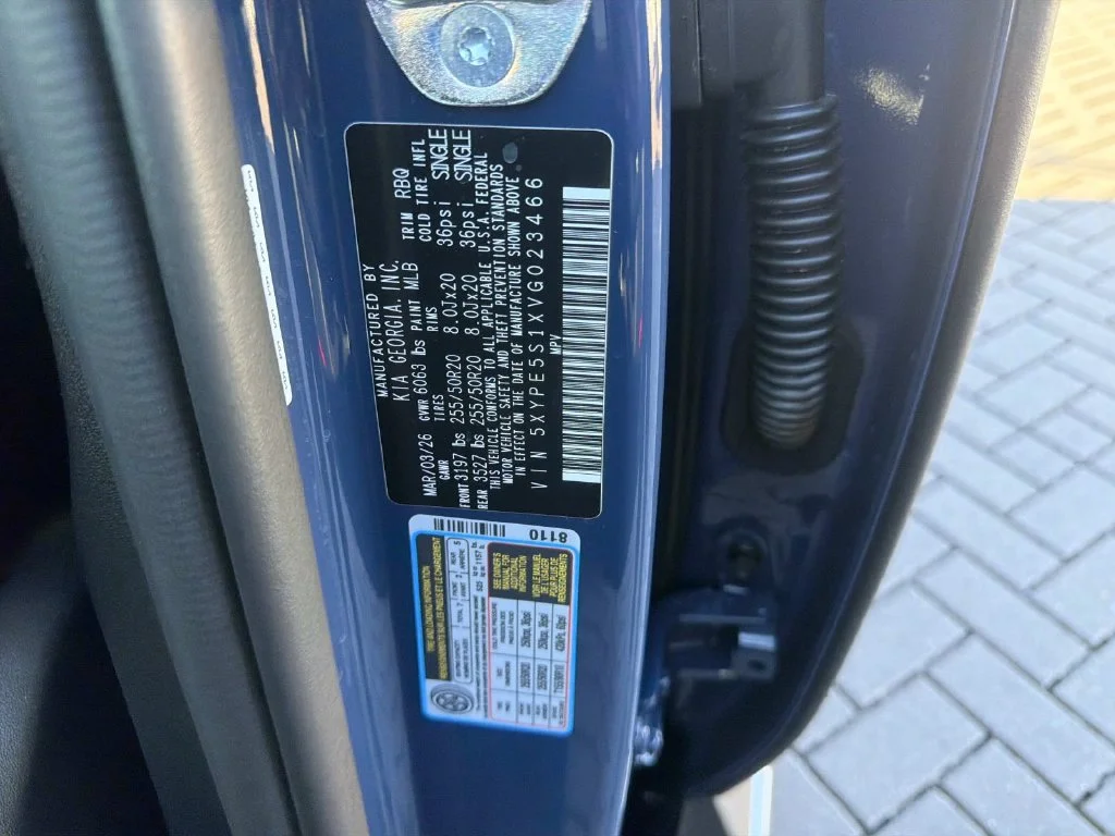 Used 2027 Black Kia S image 32