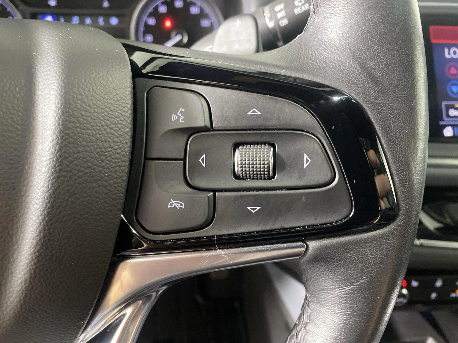 Used 2024 Ebony Twilight Metallic Buick Essence image 15