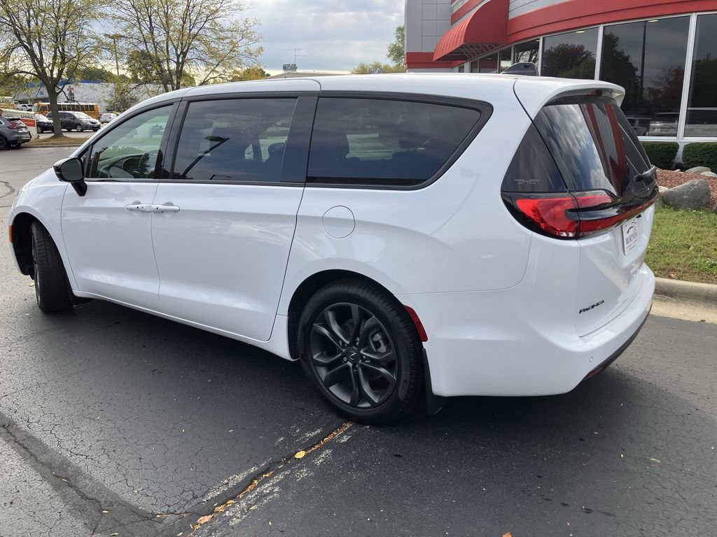 2026 Chrysler Pacifica Select - Photo 14