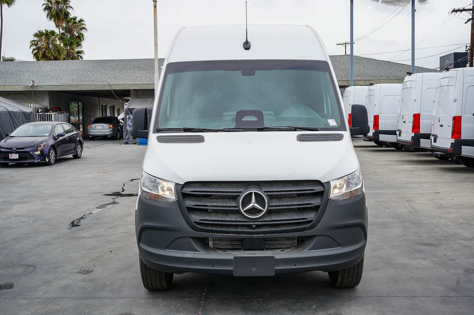 New 2026 Arctic+White Mercedes-Benz  image 2
