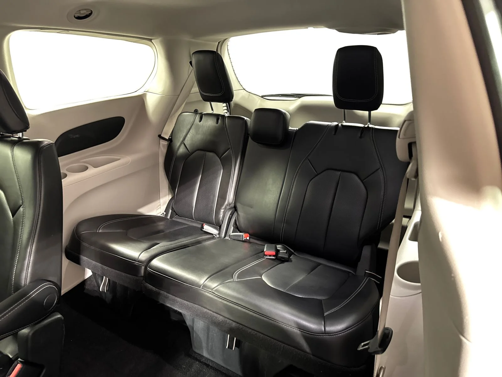 Used 2023 Silver Mist Clearcoat Chrysler Touring L image 27