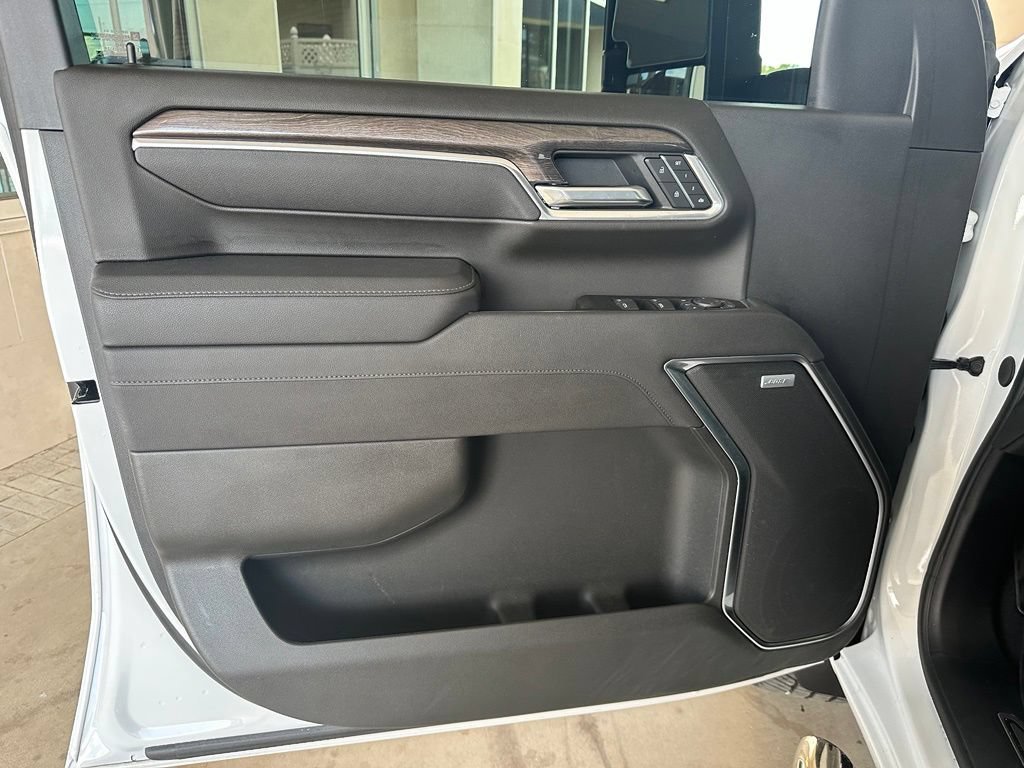 Used 2025 Summit White Chevrolet LTZ image 11