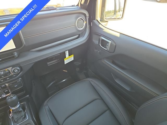 New 2026 Black Clear-Coat Exterior Paint Jeep Sahara image 12