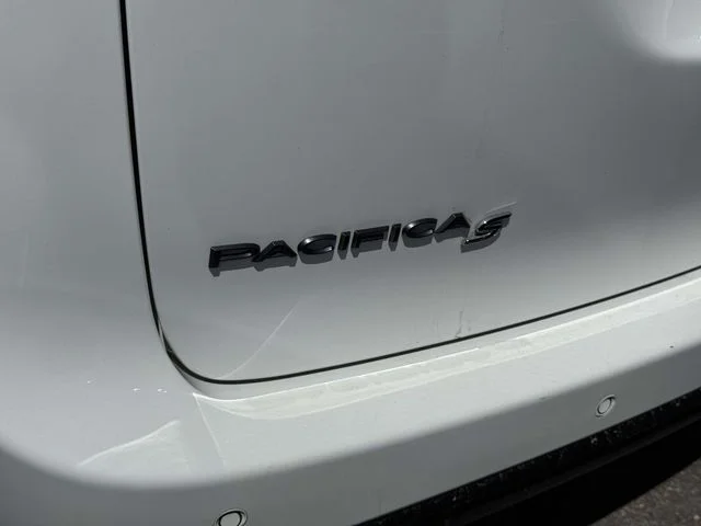 Used 2024 White Chrysler Select image 10