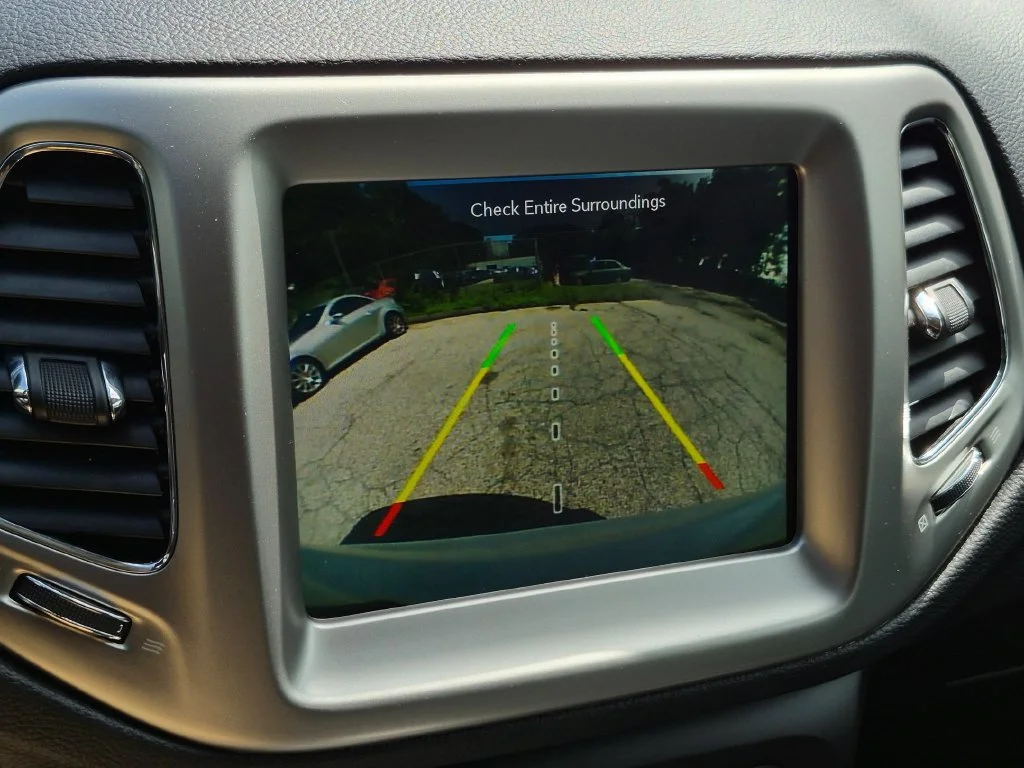 Used 2018 White Jeep Latitude image 19