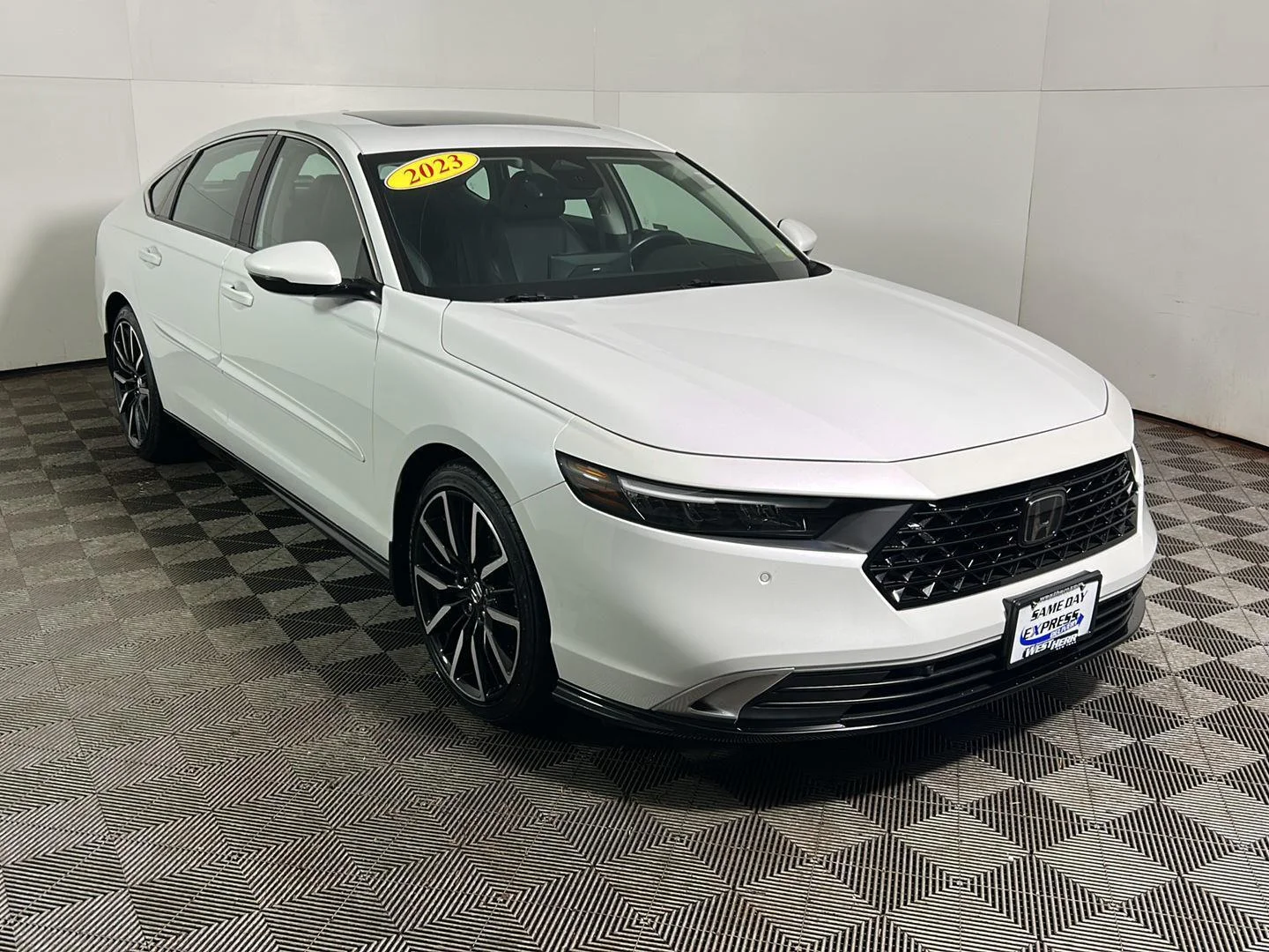 Used 2023 Platinum White Pearl Honda Touring image 4