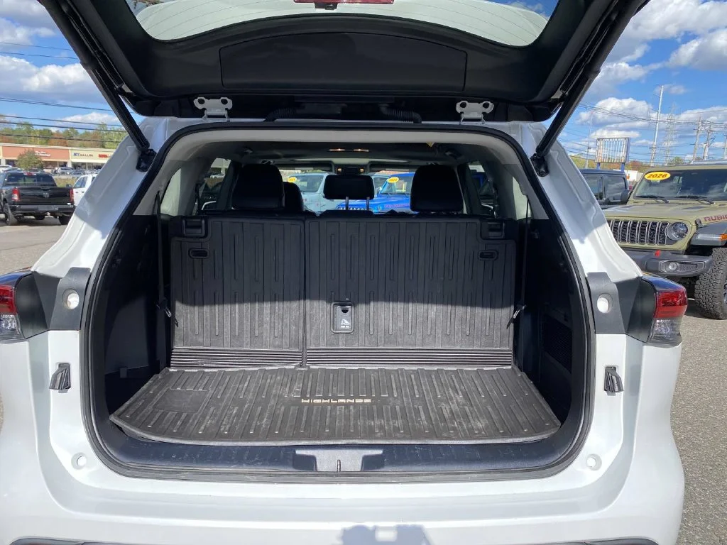 Used 2023 Beige Toyota XLE image 6