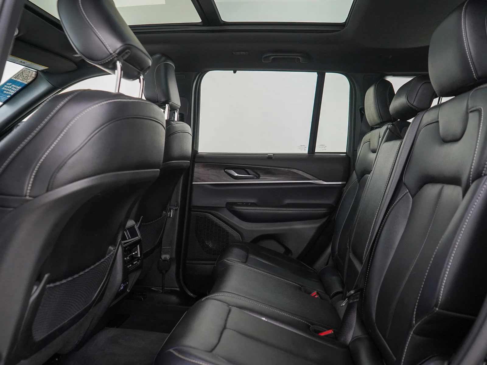 Used 2024 Diamond Black Crystal Pearlcoat Jeep Limited image 19