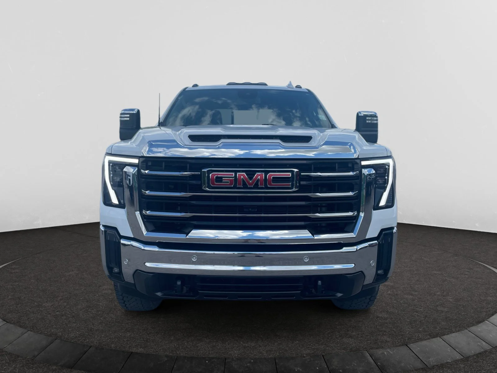 Used 2025 White GMC SLT Crew Leather 5th Wheel Prep Package image 8