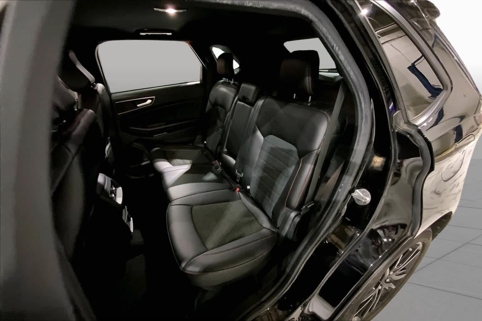 Used 2022 Agate Black Metallic Ford ST-Line image 21