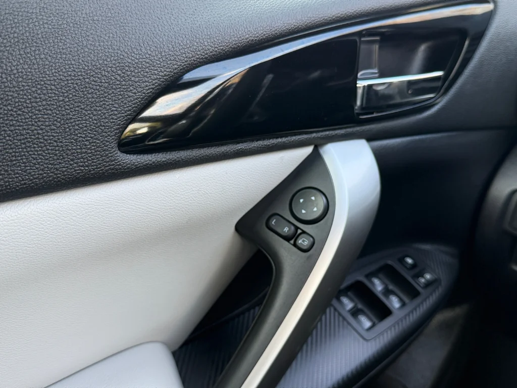 New 2026 Mercury Gray Metallic Mitsubishi SEL image 18