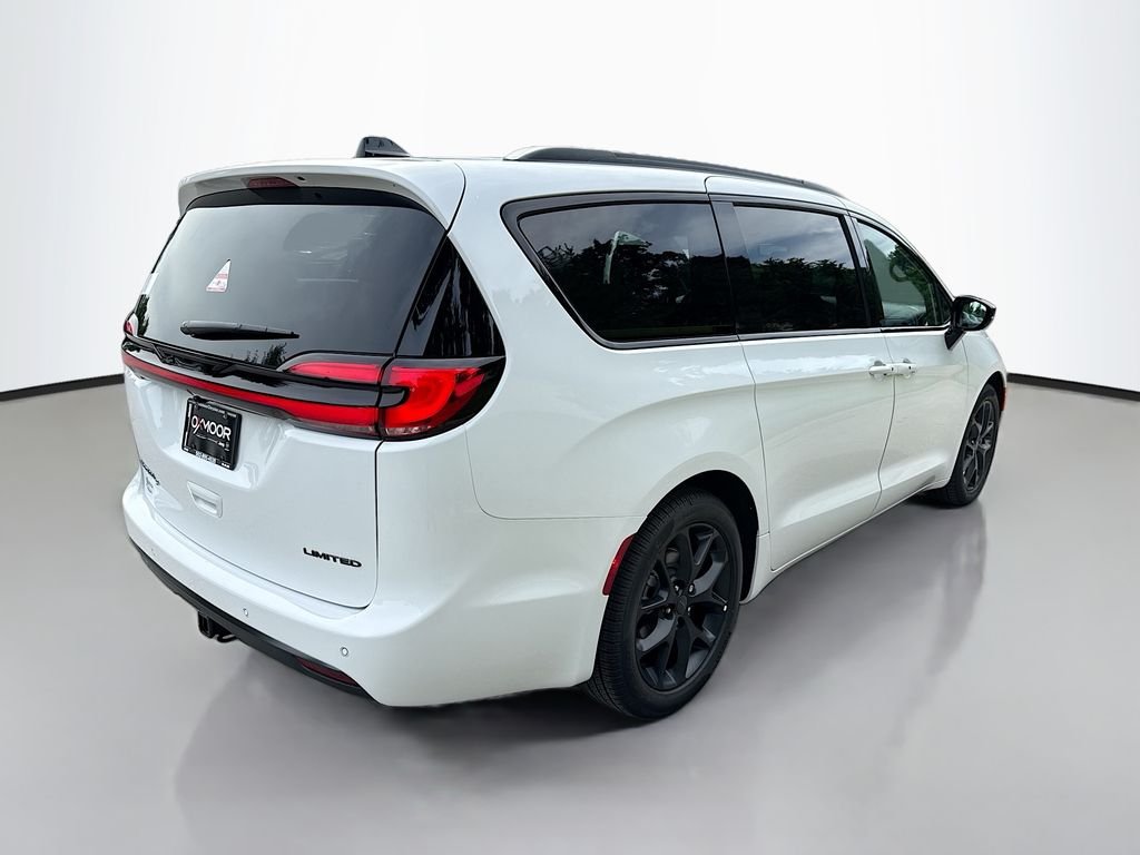 New 2027 Bright White Clear-Coat Exterior Paint Chrysler Limited image 4