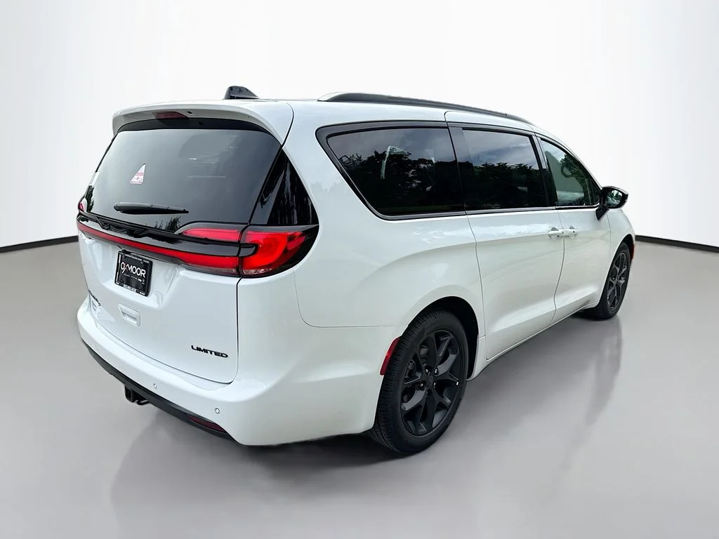 New 2027 Bright White Clearcoat Chrysler Limited image 4