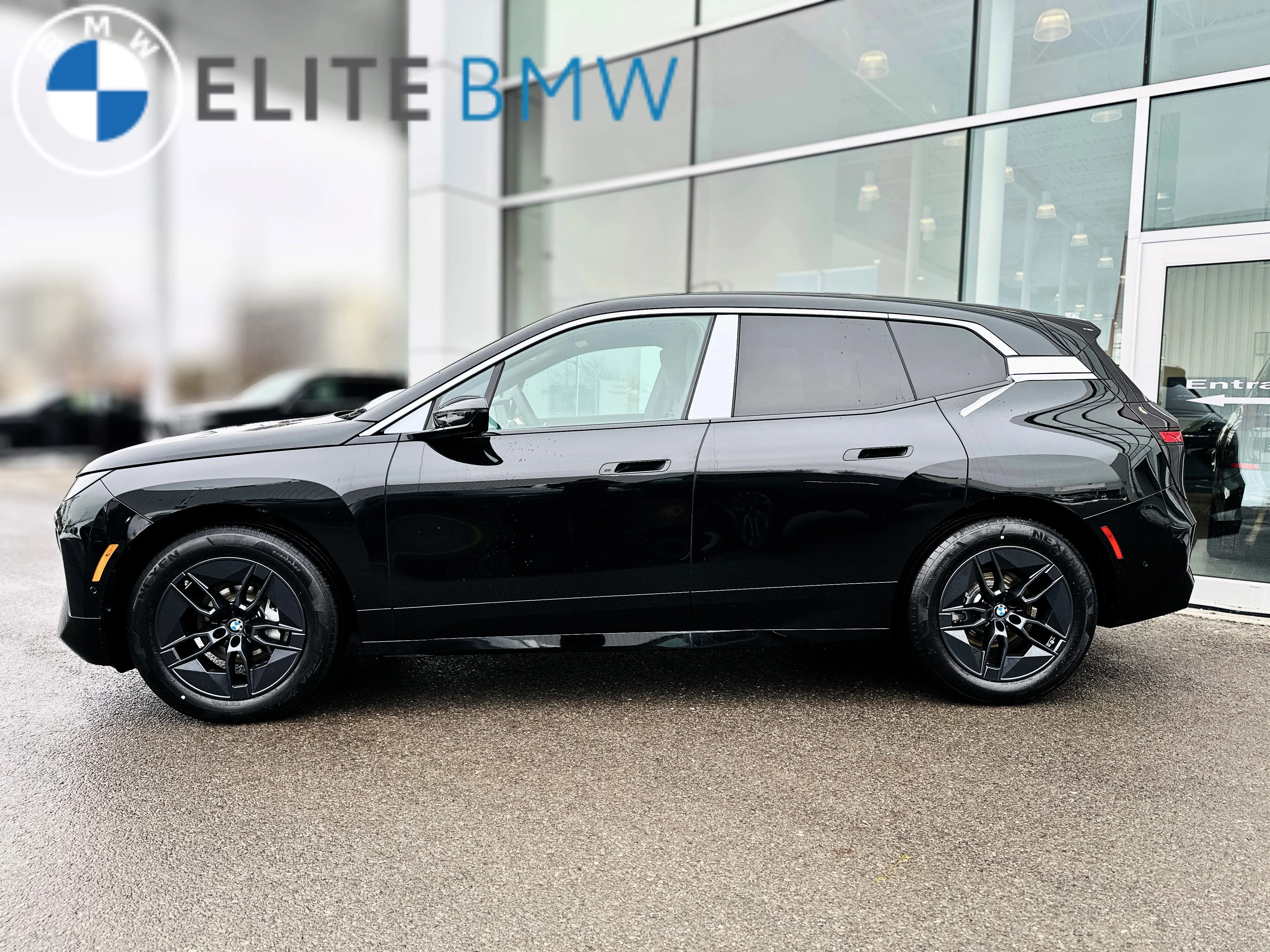 Used 2026 BLACK SAPPHIRE METALLIC BMW XDRIVE60 image 40