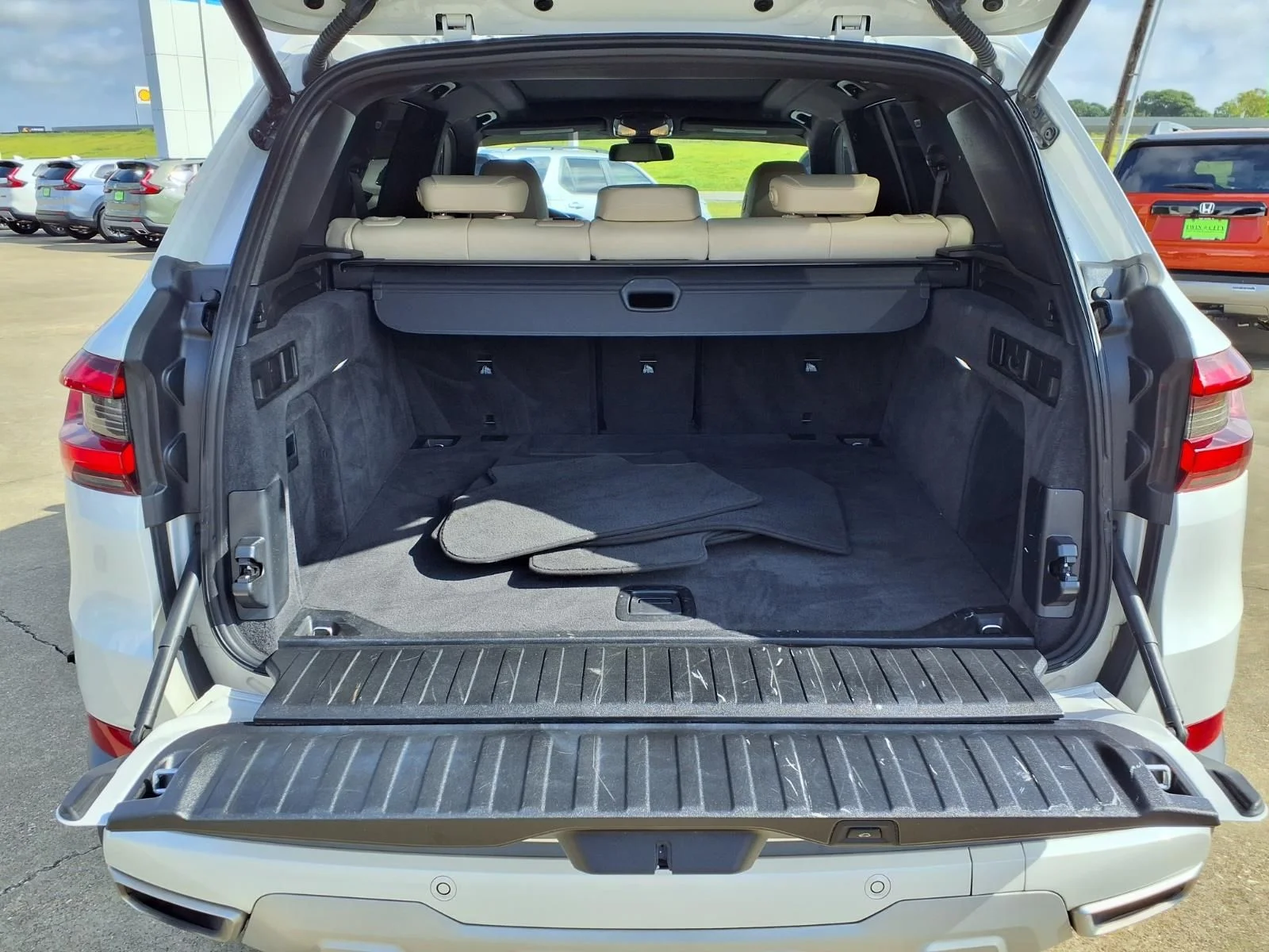 Used 2021 White BMW sDrive40i image 5