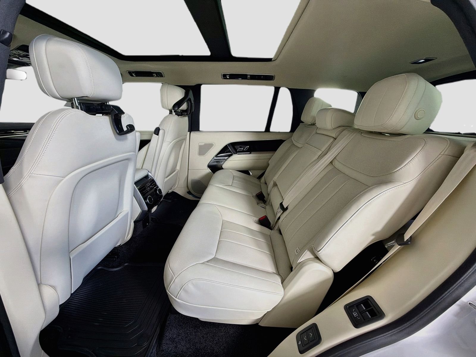 New 2026 Ostuni Pearl White Land Rover SE image 27
