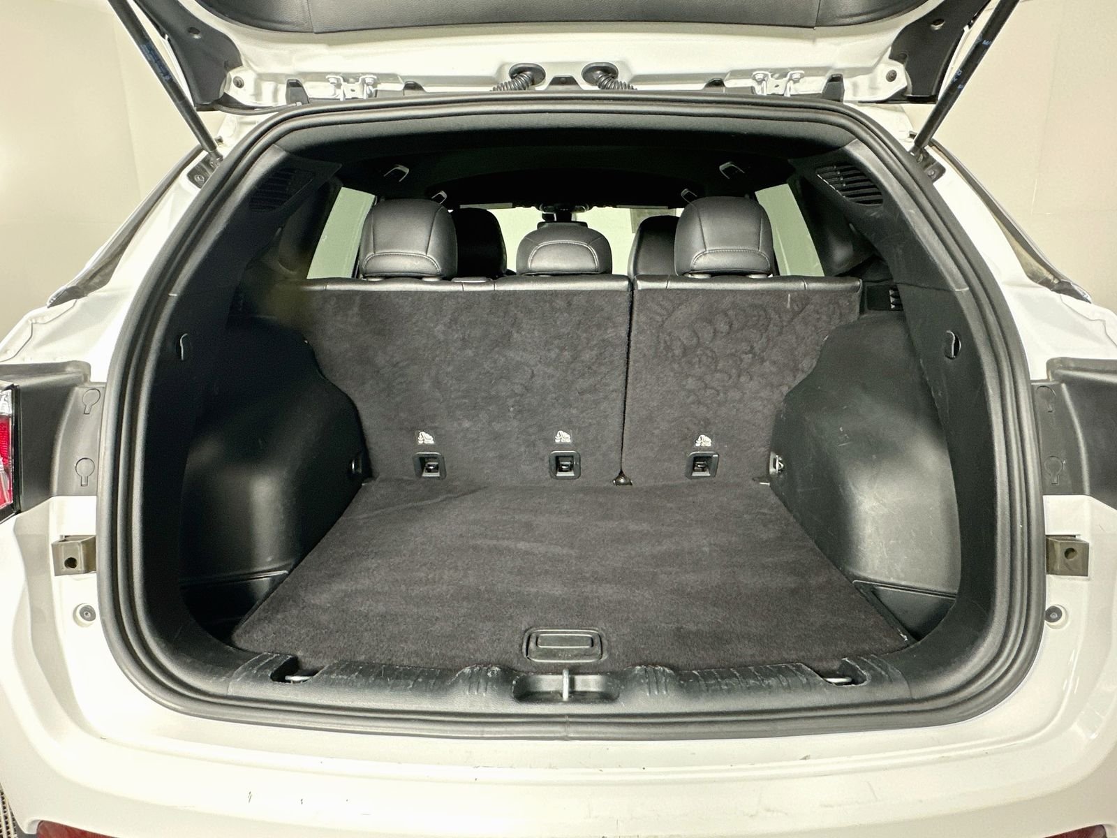 Used 2024 Bright White Clearcoat Jeep Latitude image 25