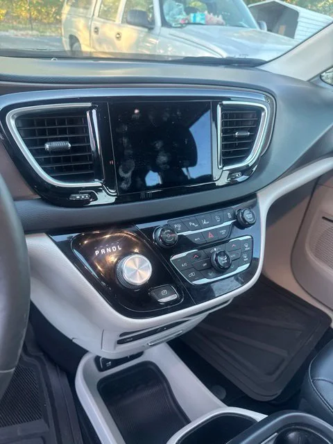 Used 2018 Red Chrysler Touring L Plus image 11