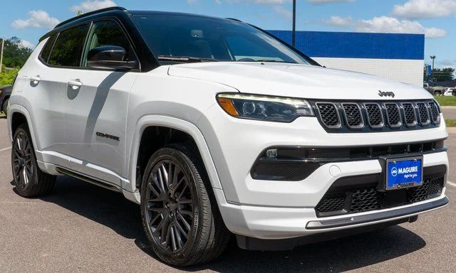 Used 2023 White Jeep Limited image 4