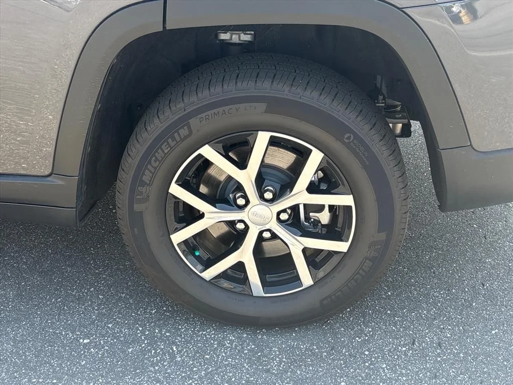 Used 2025 Gray Jeep Limited image 5