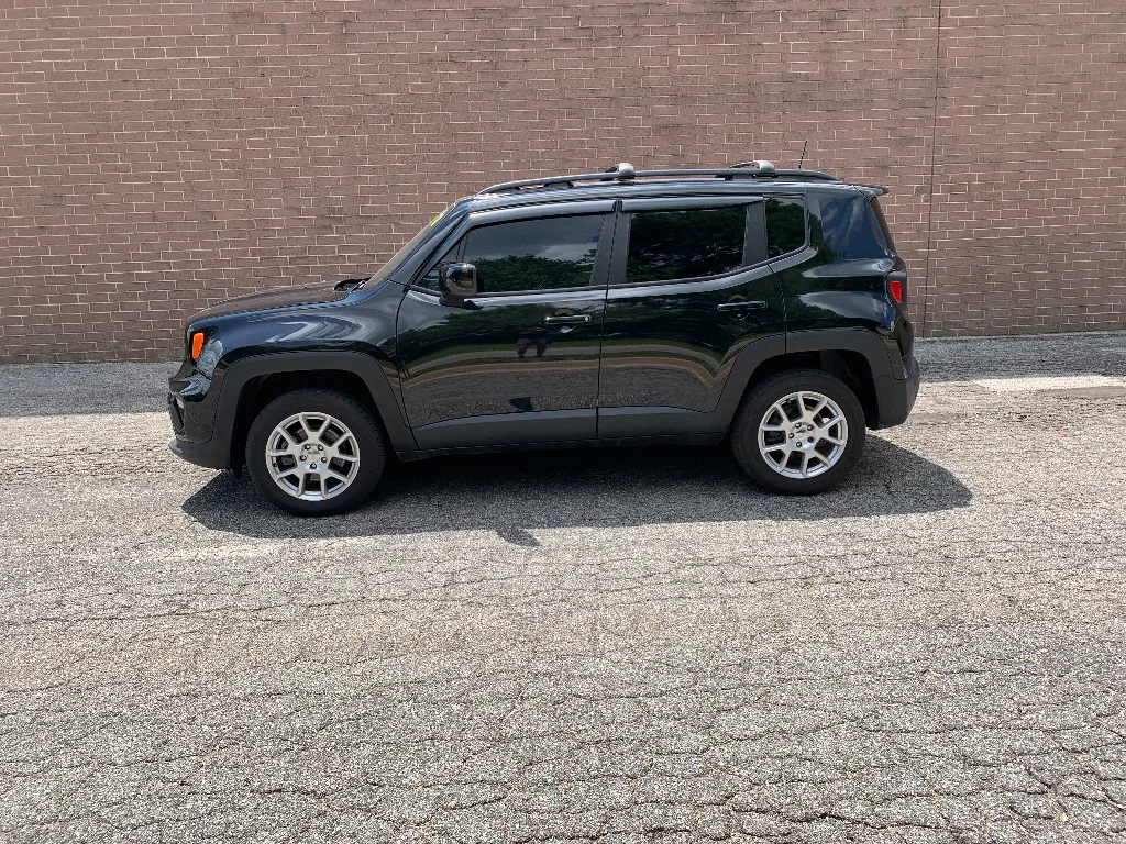 Used 2021 Black Clearcoat Jeep Latitude image 26