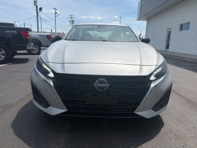 Used 2024 Silver Nissan 2.5 SV image 3
