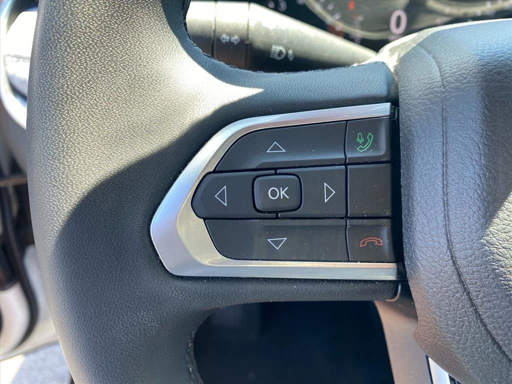 Used 2023 Bright White Clearcoat Jeep Latitude Lux image 18