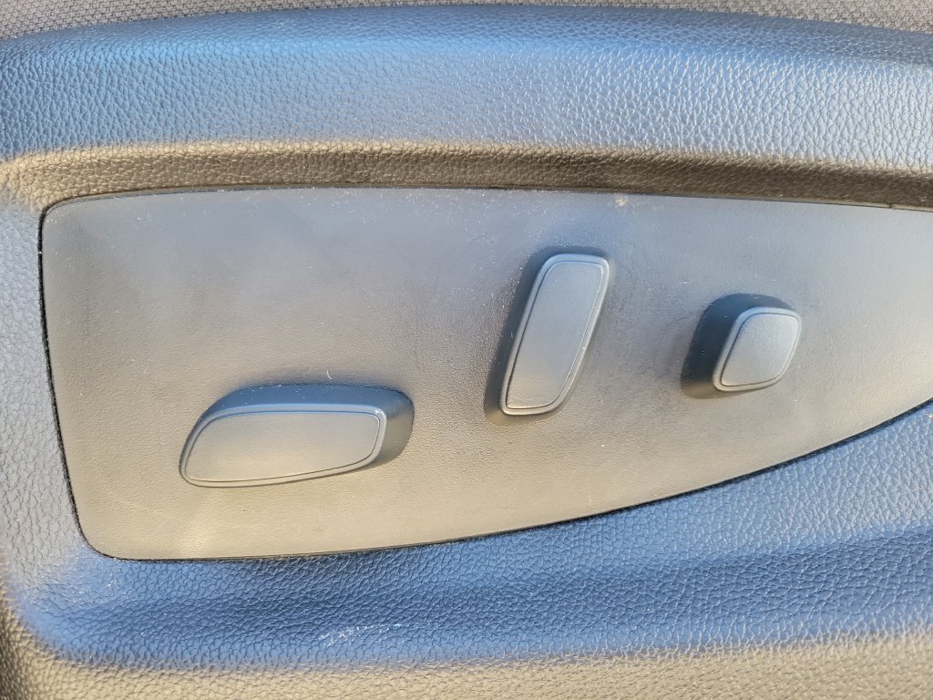 Used 2018 SUMMIT WHITE Chevrolet LT image 18