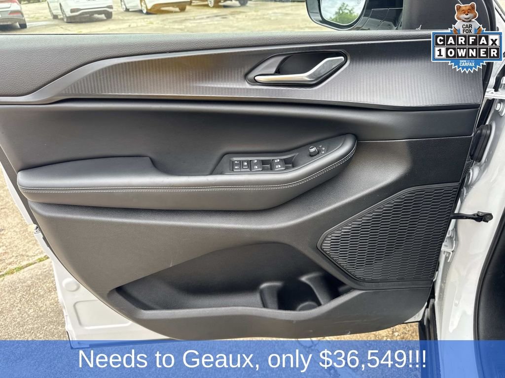 Used 2025 White Jeep Altitude image 39