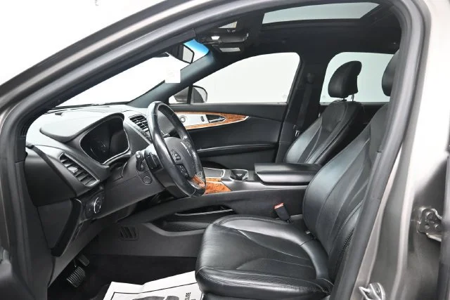 Used 2016 Luxe Metallic Lincoln Reserve image 10