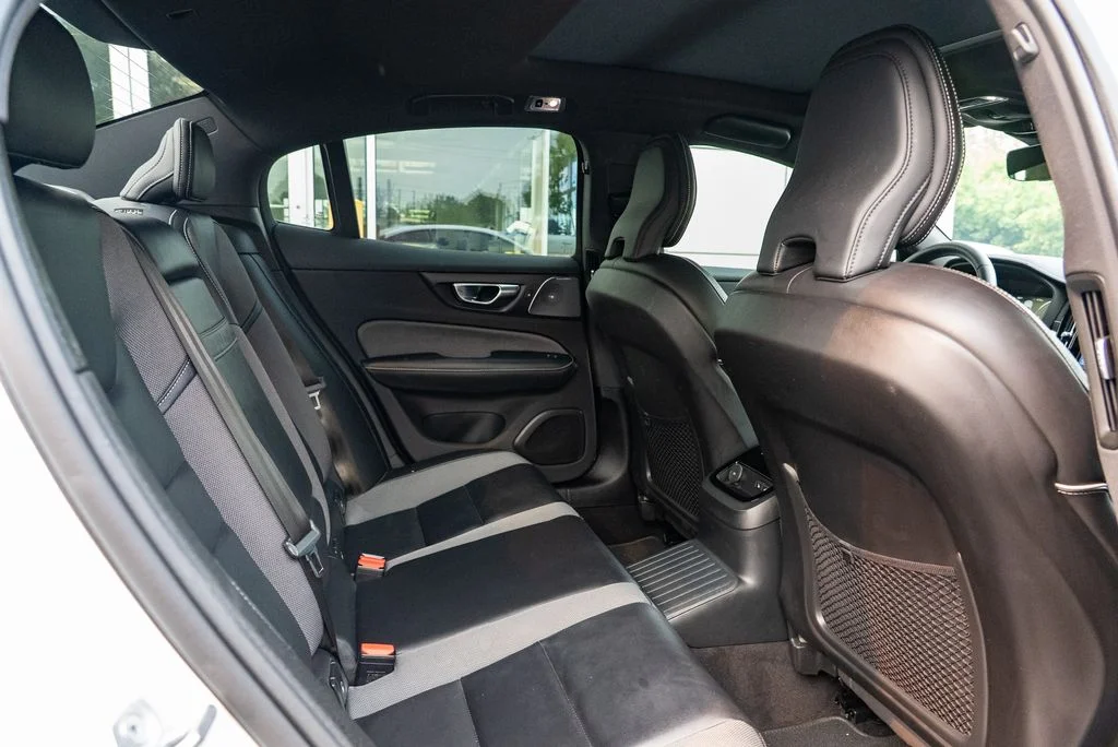 Used 2022 White Volvo T8 R-Design image 27