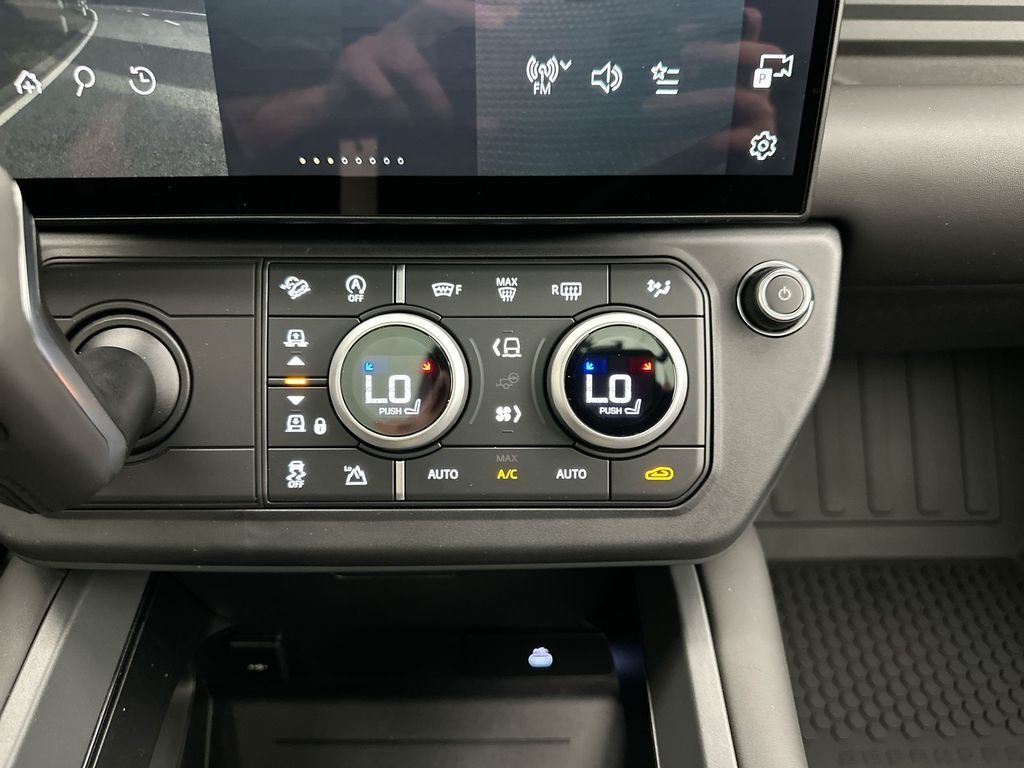 New 2026 Borasco Grey Metallic Land Rover X-Dynamic SE image 13
