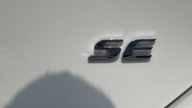 Used 2018 White Toyota SE image 12