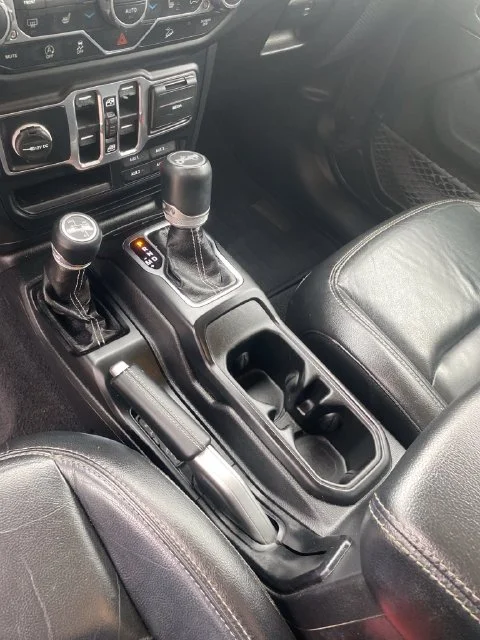 Used 2019 Granite Crystal Clearcoat Metallic Jeep Unlimited Sahara image 31