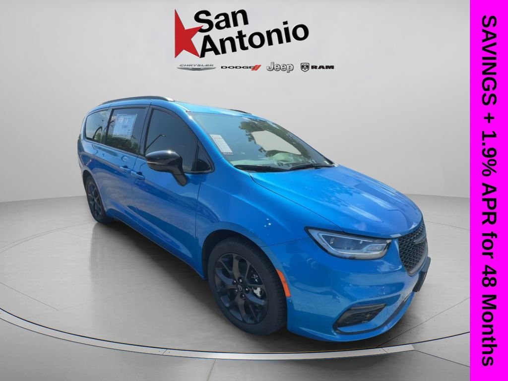 2026 Chrysler Pacifica Limited's photo