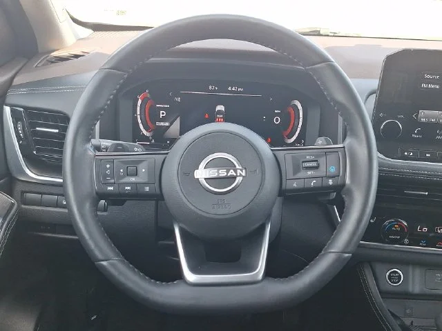 Used 2023 White Nissan Platinum image 14