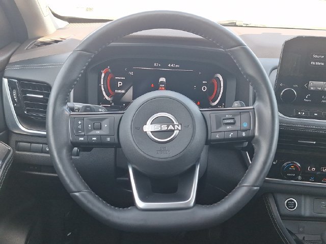 Used 2023 White Nissan Platinum image 14
