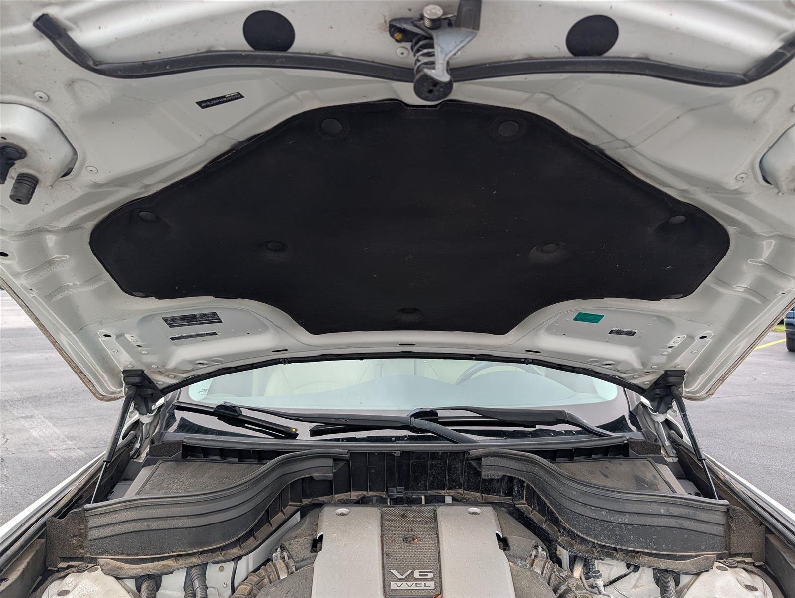 Used 2017 Majestic White INFINITI RWD image 33