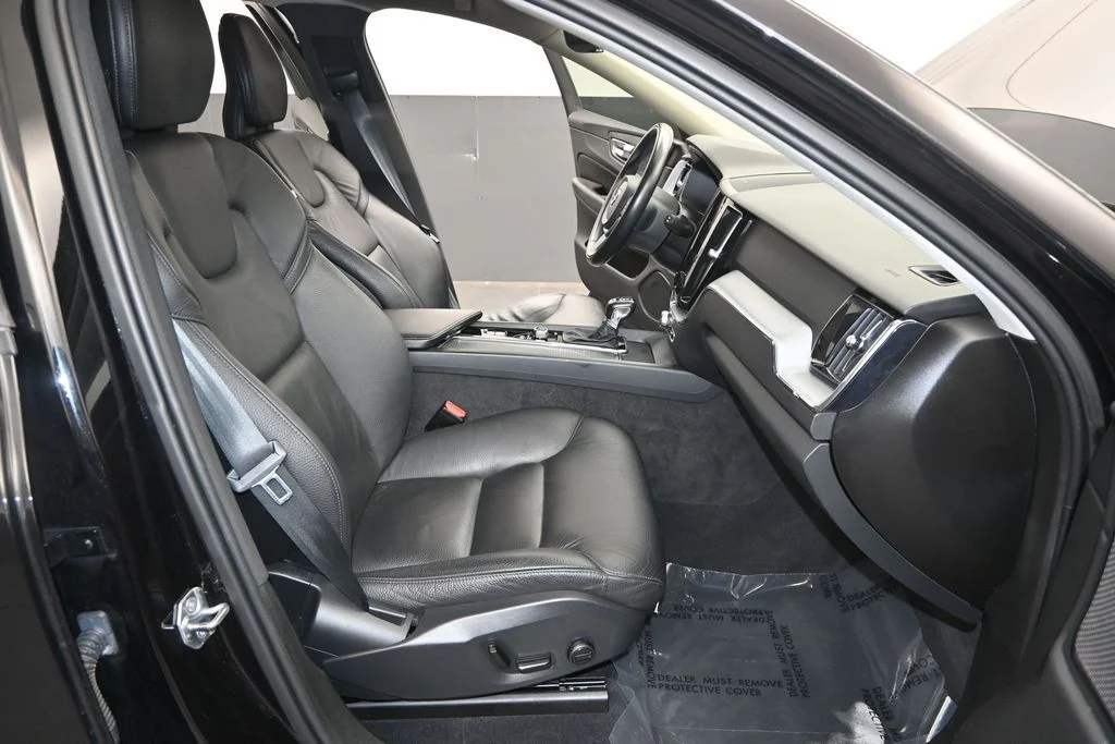 Used 2020 Onyx Black Metallic Volvo T6 Momentum image 25
