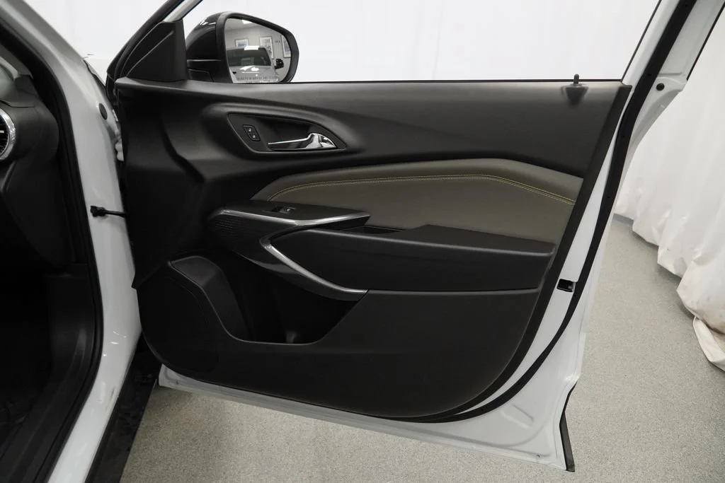 New 2026 Summit White Chevrolet ACTIV image 26